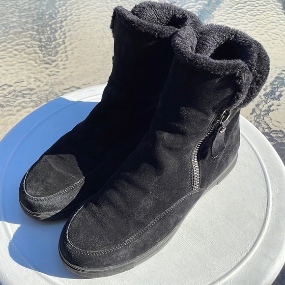 Stuart Weitzman Women’s Furgie Short Boot Black Size 9 - Picture 1 of 9